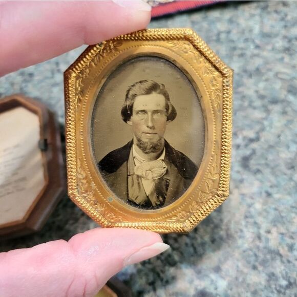 Very old union photo case with ruby ambrotype photograph & 1854 patent - Picture 12 of 16